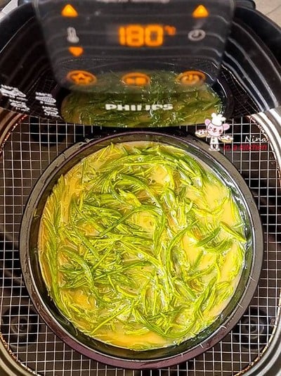 วิธีทำ [Philips Airfryer] ไข่ทอดชะอม