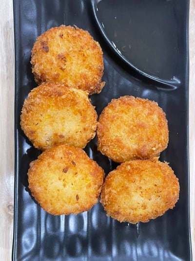 ทอดมันกุ้งเห็นสั่งแทบทุกโต๊ะครับ