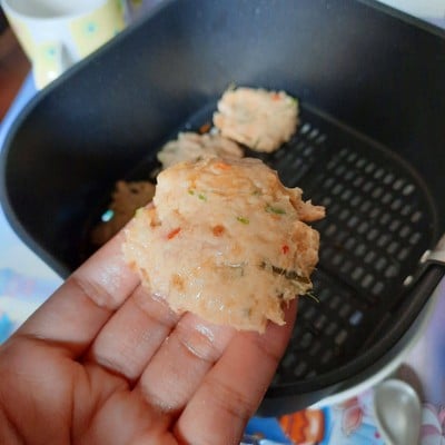 วิธีทำ ทอดมันหมูสูตรพริกแกงตำเอง by maynitra x Philips AirFryer วิธีทำ ทอดมันหมูสูตรพริกแกงตำเอง by maynitra x Philips AirFryer