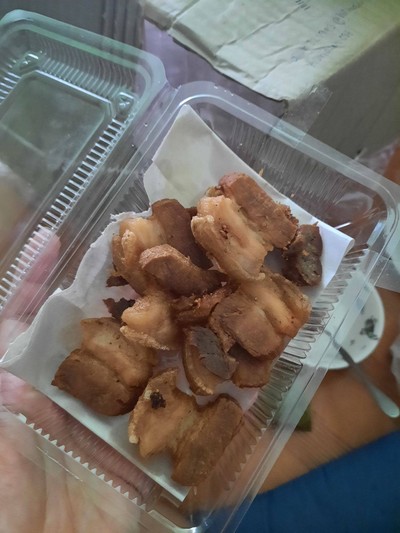 สามชั้นทอดน้ำปลา