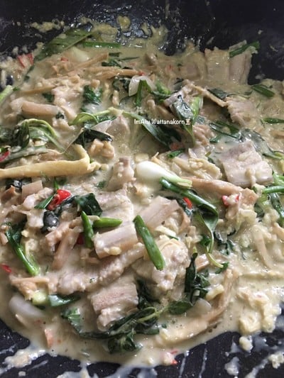 “หมกหมูหน่อไม้ใส่กะทิ”