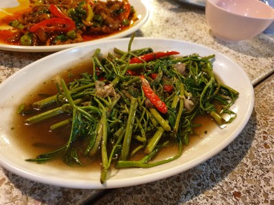 ผัดกระเฉดไฟแดง