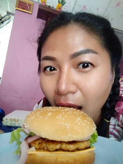 เบอเกอร์หมูชีสอร่อยมาก หมูชีสรสชาติเข้ากันดีมาก หอมดองอร่อยมากไม่ึิดว่าใส่ในเบอเ