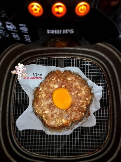 วิธีทำ [Philips Airfryer] หมูสับคลุกไข่เค็มทอด ไข่แดงลาวา