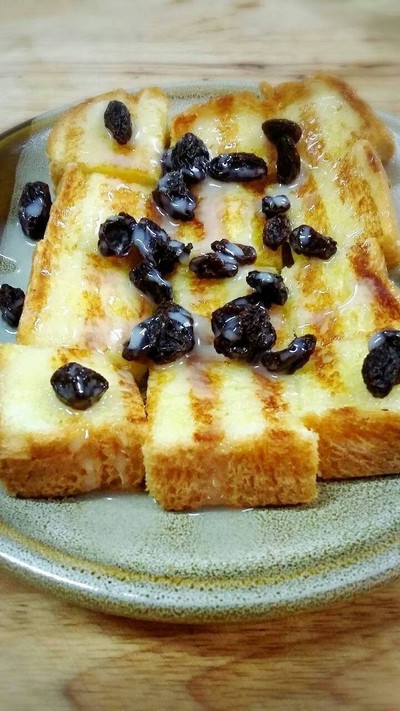 ขนมปังปิ้งเนย+นม+ลูกเกด 2แผ่น