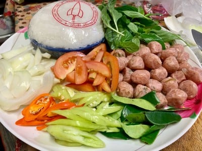 วิธีทำ ขนมจีนผัดแหนม วิธีทำ ขนมจีนผัดแหนม