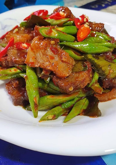 ข้าวพริกแกงหมูกรอบ