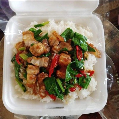 ข้าวคะน้าหมูกรอบ