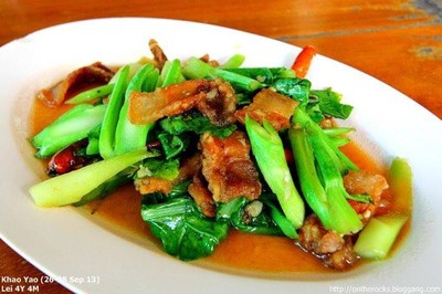 คะน้าหมูกรอบ เป็นกับ