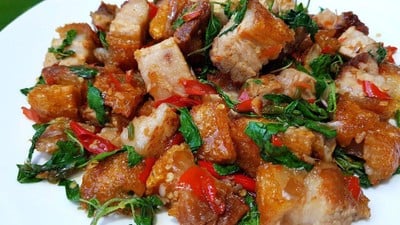 กระเพราหมูกรอบ เป็นกับ