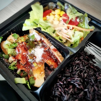 ข้าวไรซ์เบอรี่อกไก่แซ่บ