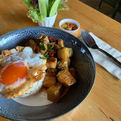 กะเพราหมูกรอบไข่เป็ดดาวลาวา