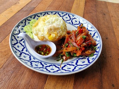 กะเพรากุนเชียงราดข้าว