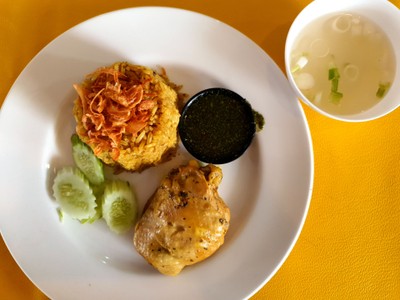 นั่งทานที่ร้าน