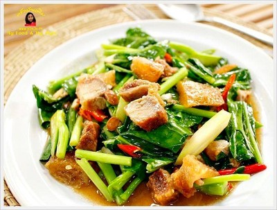 ผัดคะน้าหมูกรอบ