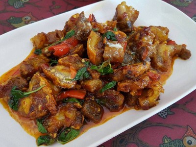 ผัดน้ำพริกเผาไก่ หมูเป็นกับระบุให้ชัดเจน