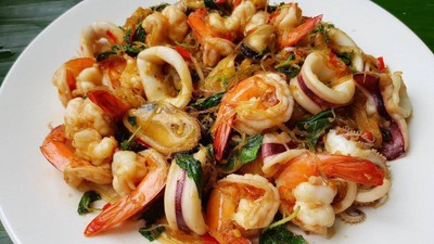 ผัดน้ำพริกเผาทะเล เป็นกับ