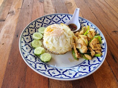 ผัดพริกอ่อนราดข้าว