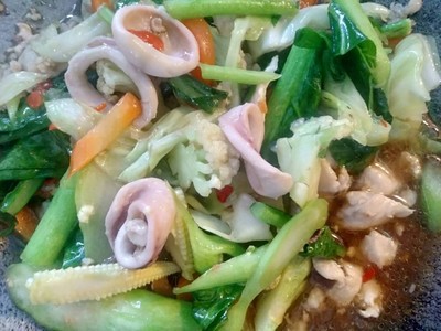 ผัดผักรวมมิตร (ราดข้าว)