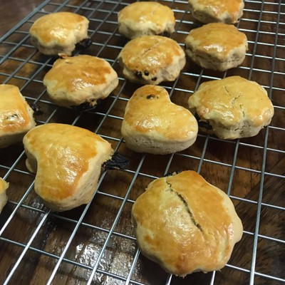 วิธีทำ สโคนลูกเกด (Raisin Scones) วิธีทำ สโคนลูกเกด (Raisin Scones)