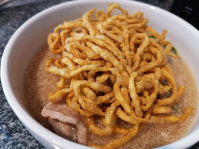 ราดหน้าหมี่เหลืองกรอบ