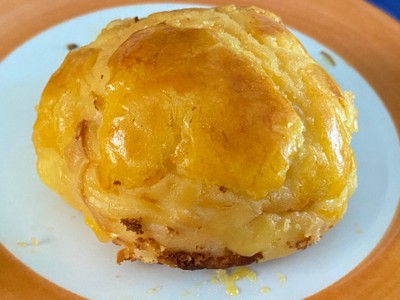 Salted egg lava boluo