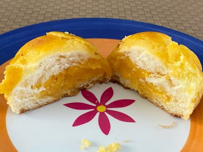 Salted egg lava boluo