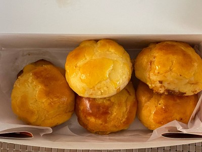 Salted egg lava boluo