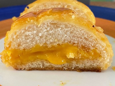 Salted egg lava boluo