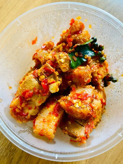หมูกรอบผัดพริกเกลือ