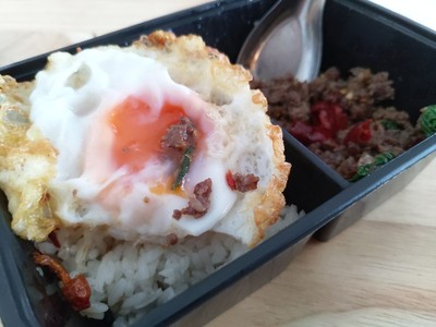 ข้าวกะเพราเนื้อบดโคขุน+ไข่เป็ดดาว