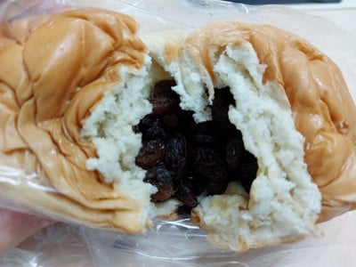 ขนมปังไส้ลูกเกด
