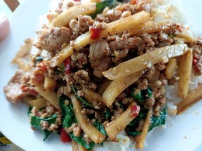 ผัดกะเพราหน่อไม้ [ราดข้าว]