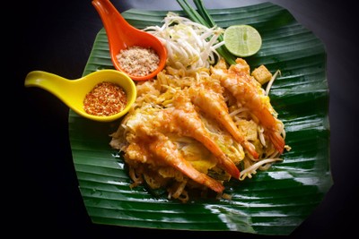 ผัดไทยสูตรตำรับชาววัง กุ้งสดตัวโต รสชาติจัดจ้าน ต้องลอง