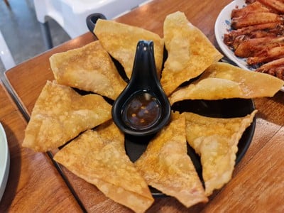 เกี๋ยวหมูไส้ชีสทอด