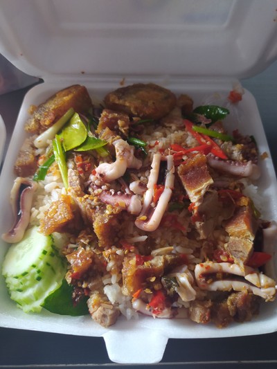 ผัดเผ็ดหมูกรอบ ปลาหมึกไข่เยี่ยวม้า