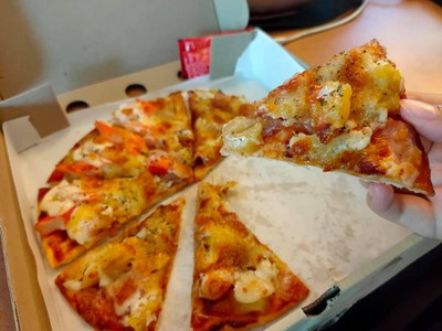 🍕 พิซซ่าแป้งบางกรอบ คือดี อร่อยมากกก!!! อันนี้ หน้าฮาวายเอี้ยน กับ ซีฟู๊ดคอกเทล