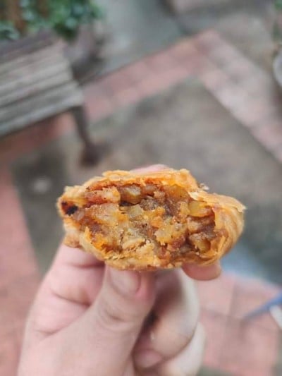กรี่ไก่ เข้มข้น ถึงเครืาองกะหรี่มากๆ ค่ะ แป้งบางใส้แน่น เต็มสิบไม่หัก 🐔