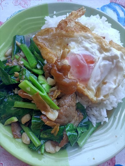 คะน้าหมูทอด ราดข้าว