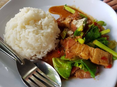 ข้าวคะน้าหมูกรอบ