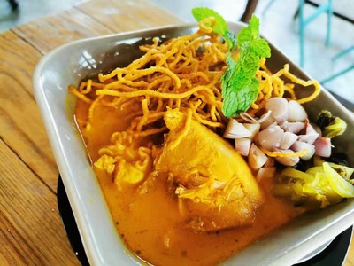 ข้าวซอย อร่อยมากค่ะ แม่ค้าก็น่ารักใจดีมาก