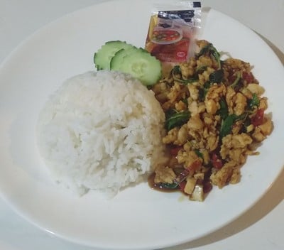 ไก่ผัดใบกระเพราราดหน้าข้าว