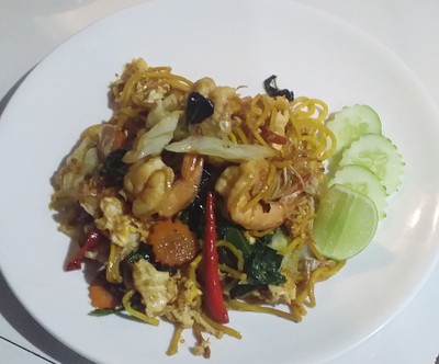 เส้นเหลืองผัดซีอิ้วกุ้ง