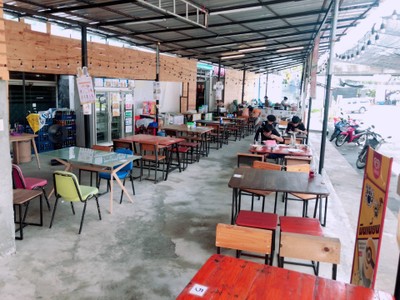 บรรยากาศ ร่มรื่น ปลอดโปร่งสะอาด เว้นระยะห่าง มาทั้งครอบครัวได้เลย อาหารตามสั่งมี