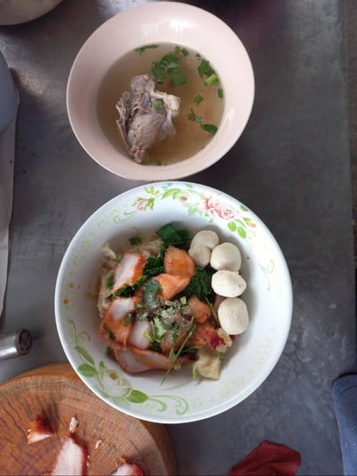 บะหมี่เกี๊ยวหมูแดง ลูกชิ้น พิเศษ