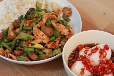 ข้าวราดไก่ผัดพริกแกง บล็อคโคลี่ และไข่เป็ดต้มแช่พริกน้ำปลา