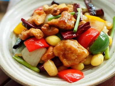 อกไก่ผัดพริกกับเม็ดมะม่วงหิมพานต์