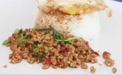 ข้าวกะเพราหมูสับไข่ดาว(ห่อ)