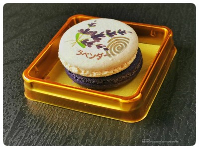 lavender blackcurrant macaroon