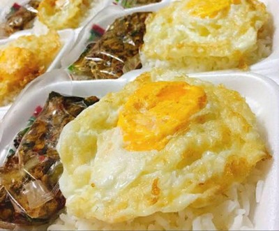 ข้าวกะเพราหมูสับไข่ดาว(กล่องเล็ก)